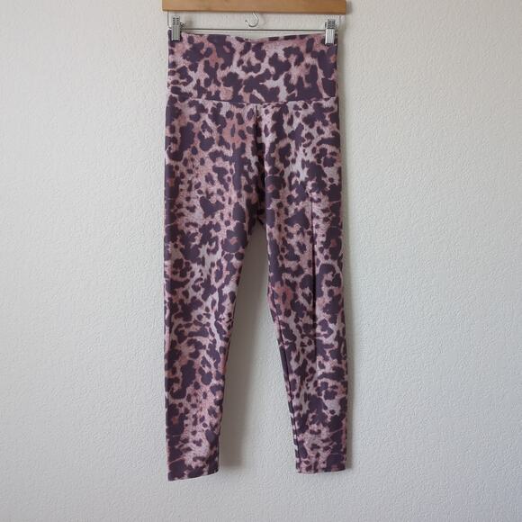 Onzie Womens Printed Leggings Cheetah Print Pants Medium High Waist Animal Print - Picture 4 of 10